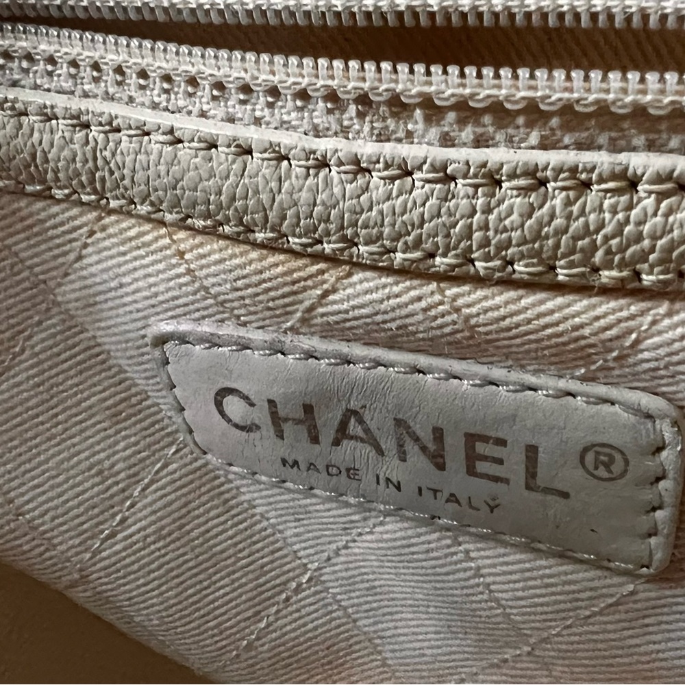 Chanel Cream Tote Bag with Textured Canvas and Iconic CC Logo - Picture 9 of 16
